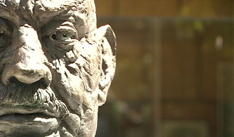 Los originales pueden enviarse a la Universidad Popular José Hierro, Avenida Baunatal 18 – 5ª planta, 28701, donde se encuentra el busto del poeta Los originales pueden enviarse a la Universidad Popular José Hierro, Avenida Baunatal 18 – 5ª planta, 28701, donde se encuentra el busto del poeta