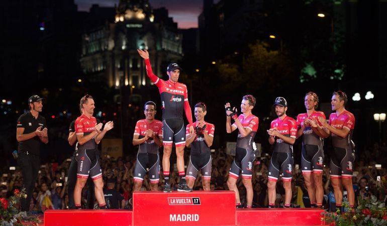 Alberto Contador junto a sus compañeros del Trek Segafredo Alberto Contador junto a sus compañeros del Trek Segafredo