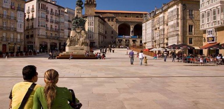 El 'efecto Ryanair' dispara la llegada de turistas canarios e italianos a Vitoria El 'efecto Ryanair' dispara la llegada de turistas canarios e italianos a Vitoria
