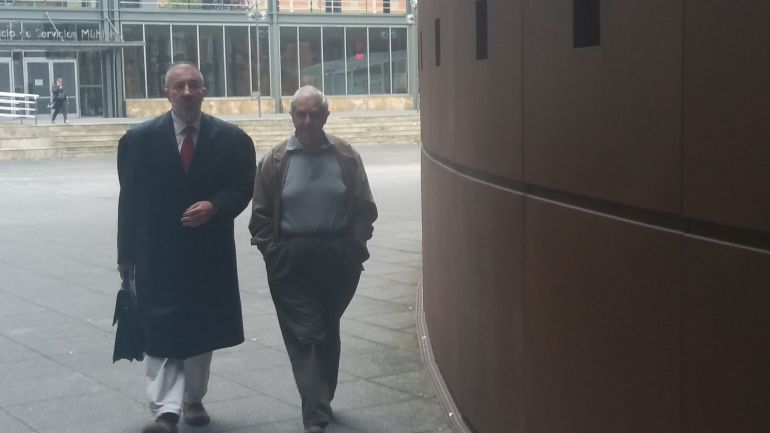 El ex consejero de Educación, José Luis Iglesias, llega a la Audiencia acompañado de su abogado Sergio Herrero. El ex consejero de Educación, José Luis Iglesias, llega a la Audiencia acompañado de su abogado Sergio Herrero.