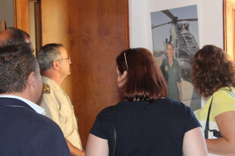 Inauguración de la exposición, que incluye una foto de la homenajeada Inauguración de la exposición, que incluye una foto de la homenajeada