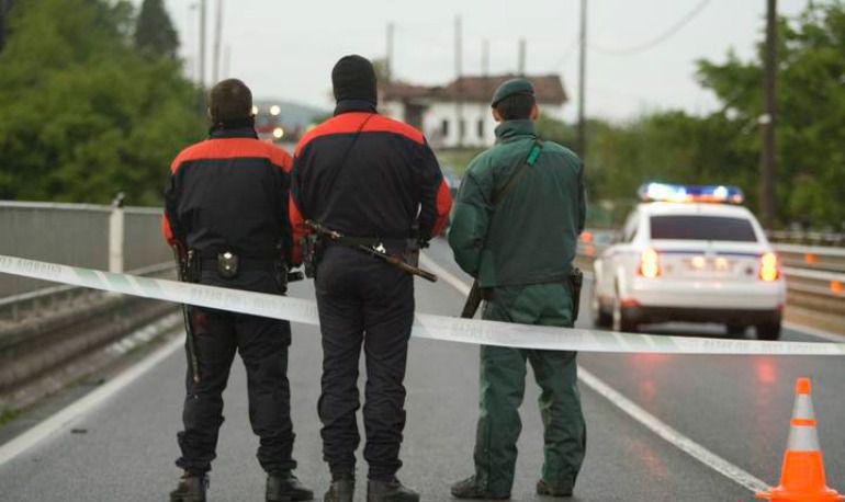 Agentes de la ertzaintza en un control policial. Archivo.