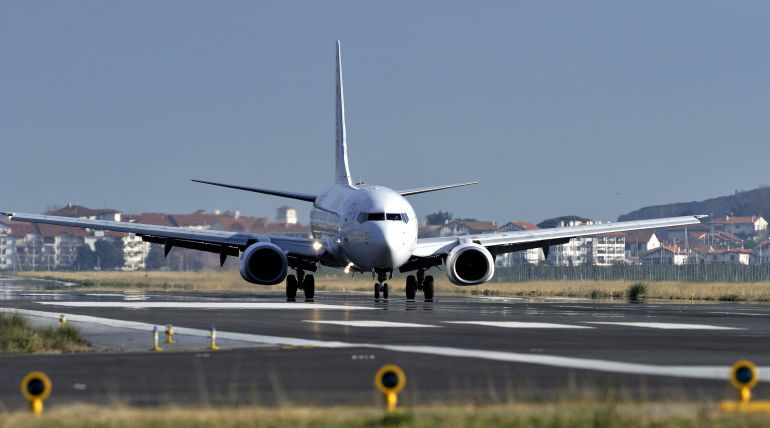 Momento en el que un avión aterriza en el aeropuerto de Hondarria. Archivo.