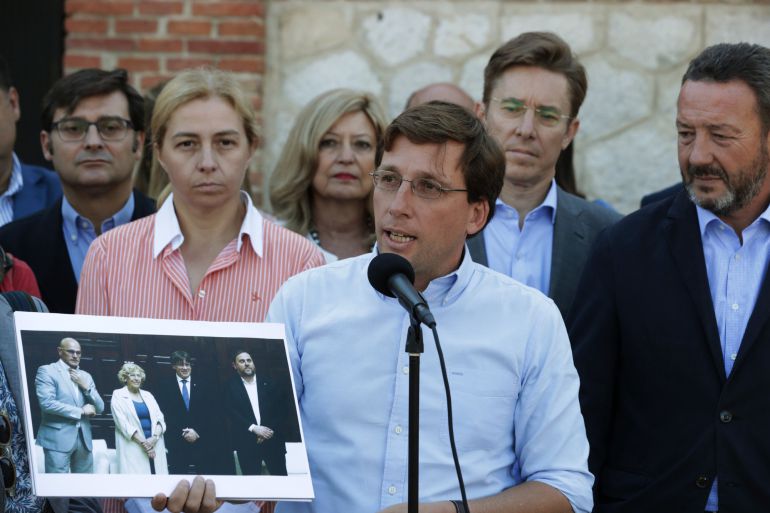 El portavoz del Partido Popular en el Ayuntamiento de Madrid, José Luis Martínez-Almeida(4ºd), en el Matadero de Madrid, donde este lunes denunció que la alcaldesa de Madrid Manuela Carmena ceda un local para un acto contrario a la Constitucion. El portavoz del Partido Popular en el Ayuntamiento de Madrid, José Luis Martínez-Almeida(4ºd), en el Matadero de Madrid, donde este lunes denunció que la alcaldesa de Madrid Manuela Carmena ceda un local para un acto contrario a la Constitucion.