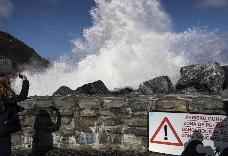 Grandes olas rompen en el espigón de la Zurriola de San Sebastián. Grandes olas rompen en el espigón de la Zurriola de San Sebastián.
