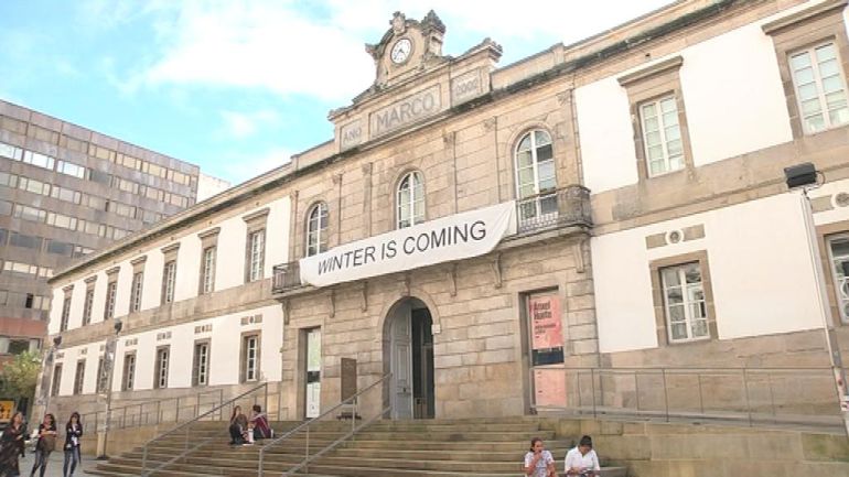Una pancarta, que nadie sabe quien colgó, ironiza sobre el futuro incierto del Museo de Arte Contemporáneo de Vigo Una pancarta, que nadie sabe quien colgó, ironiza sobre el futuro incierto del Museo de Arte Contemporáneo de Vigo