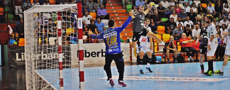 Marc Canyigueral lanza ante Oliva en el partido entre el Ciudad Encantada y el Puente Genil Marc Canyigueral lanza ante Oliva en el partido entre el Ciudad Encantada y el Puente Genil