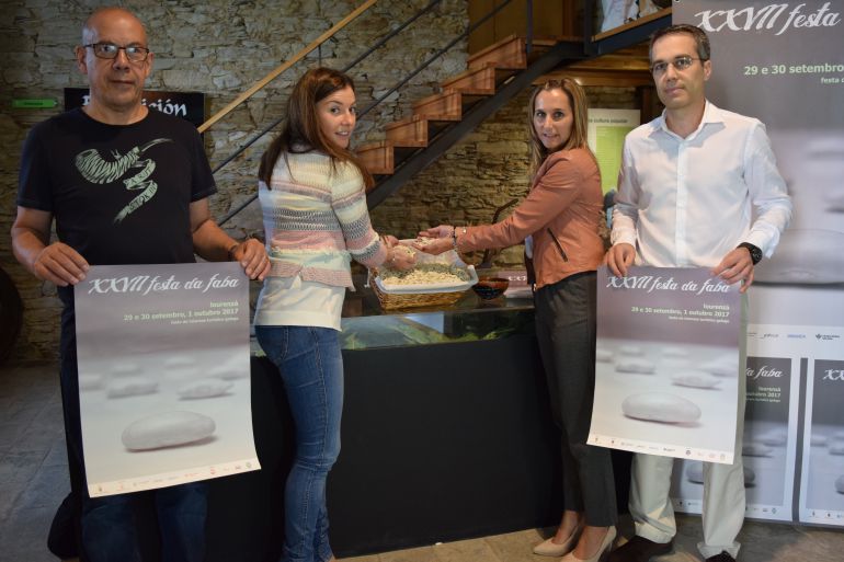 La alcaldesa de Lourenza, la diputada de Economía, el concelleiro de Cultura y el autor del cartel presentan la XXVII edición da Festa da Faba La alcaldesa de Lourenza, la diputada de Economía, el concelleiro de Cultura y el autor del cartel presentan la XXVII edición da Festa da Faba