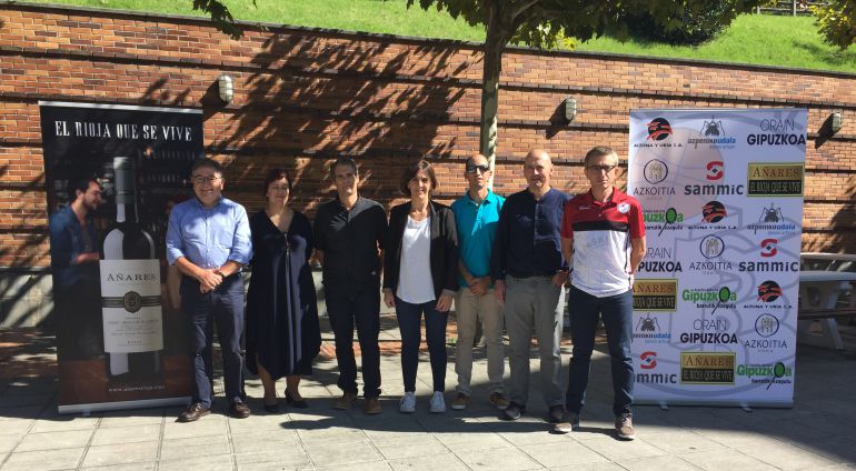 Los responsables del ISB y patrocinadores del equipo posan antes de la rueda de prensa Los responsables del ISB y patrocinadores del equipo posan antes de la rueda de prensa