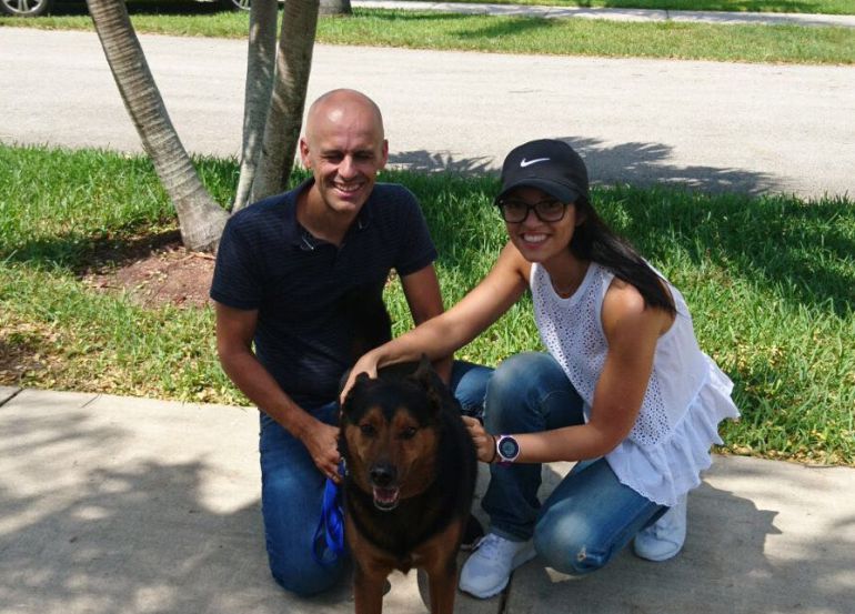 Mariam García (derecha) junto a su pareja y un perro durante sus vacaciones en Miami. Mariam García (derecha) junto a su pareja y un perro durante sus vacaciones en Miami.