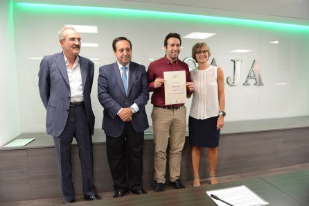 Francisco Javier Fernández recogiendo su diploma como finalista de los premios 'Joven Agricultor' de ASAJA Francisco Javier Fernández recogiendo su diploma como finalista de los premios 'Joven Agricultor' de ASAJA