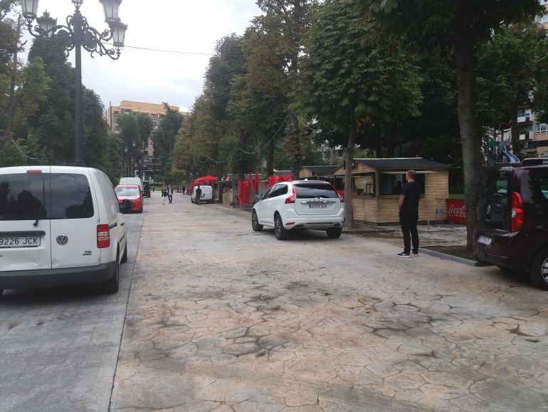 Trabajos de colocación de las casetas de San Mateo, en el Paseo del Bombé. Esta mañana Trabajos de colocación de las casetas de San Mateo, en el Paseo del Bombé. Esta mañana