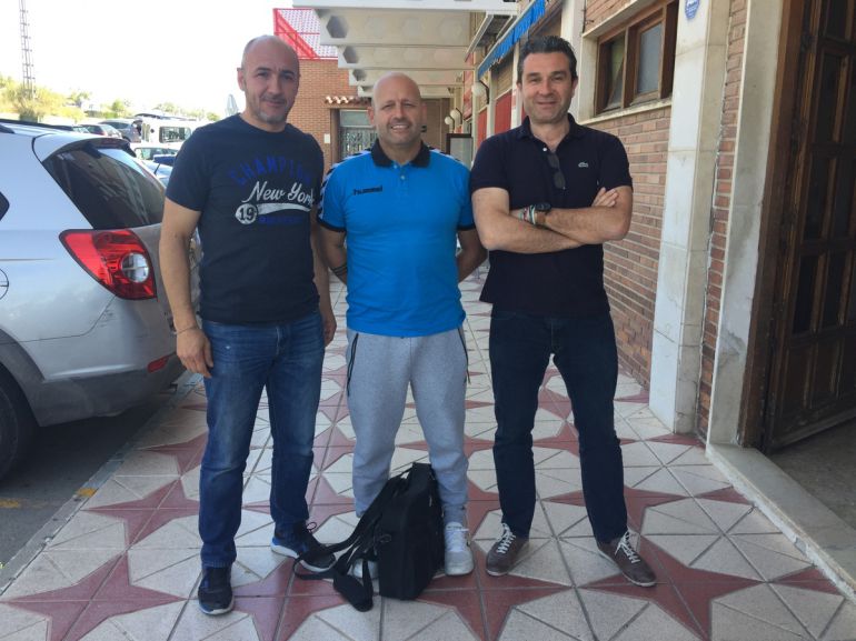Fernando Latorre, entre Guillermo Tendero (I) y Pedro Conca (D), espera debutar con victoria Fernando Latorre, entre Guillermo Tendero (I) y Pedro Conca (D), espera debutar con victoria
