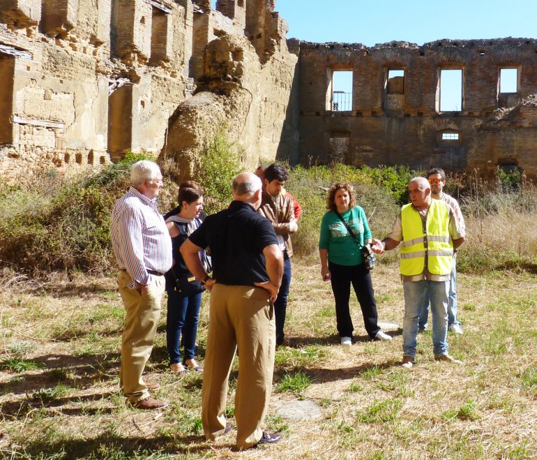Luis Fernando explicando a un grupo de turistas las peculiaridades del Monasterio de Sandoval Luis Fernando explicando a un grupo de turistas las peculiaridades del Monasterio de Sandoval