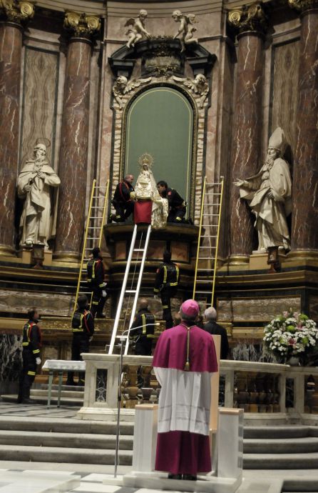 Momento en el que bajan la imagen de la Virgen de la Fuencisla en su Santuario Momento en el que bajan la imagen de la Virgen de la Fuencisla en su Santuario