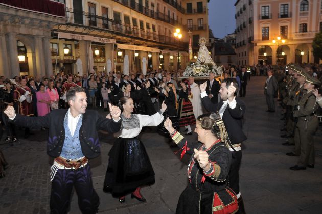 Recibimiento a la Virgen de la Fuencisla en la Plaza Mayor Recibimiento a la Virgen de la Fuencisla en la Plaza Mayor