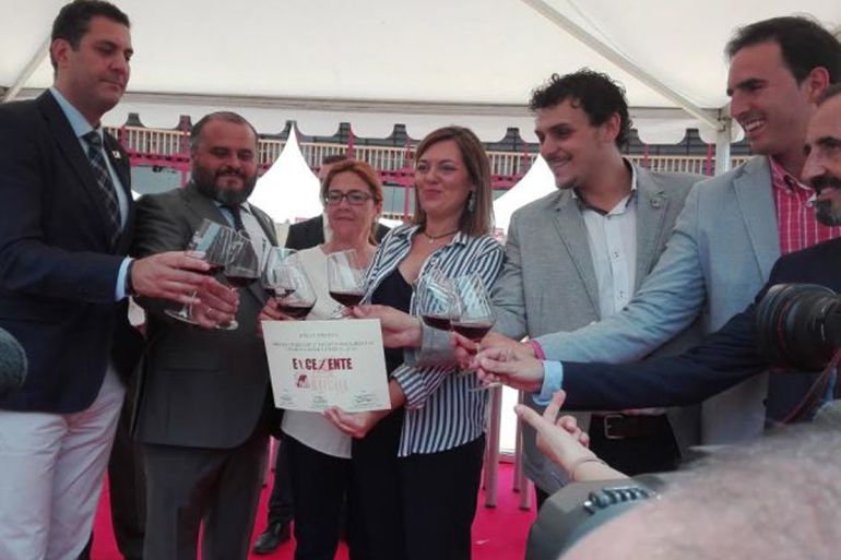 Los representantes institucionales de Ayuntamiento de Toro, Diputación de Zamora y Junta de Castilla y León con la calificación de la añada de los vinos de la D.O. Toro Los representantes institucionales de Ayuntamiento de Toro, Diputación de Zamora y Junta de Castilla y León con la calificación de la añada de los vinos de la D.O. Toro