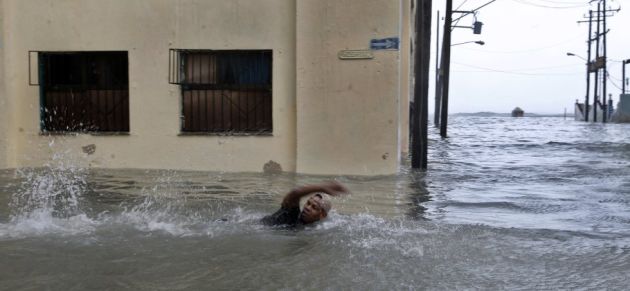 Un hombre nada por una calle inundada en la capital cubana. Un hombre nada por una calle inundada en la capital cubana.