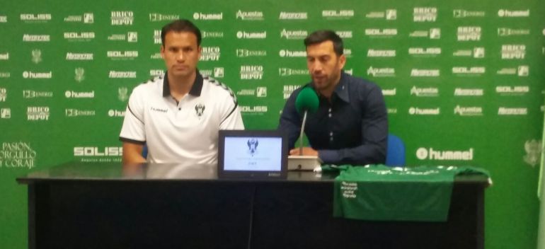 Aarón Galindo (i) ha sido presentado este jueves por el director deportivo del Toledo, Joaquín Sorribas Aarón Galindo (i) ha sido presentado este jueves por el director deportivo del Toledo, Joaquín Sorribas