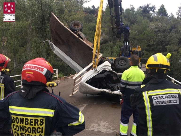 Un hombre fallece tras caer al río el camión que conducía Un hombre fallece tras caer al río el camión que conducía
