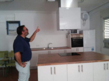 El director nos explica alguno de los pormenores de las nuevas instalaciones El director nos explica alguno de los pormenores de las nuevas instalaciones
