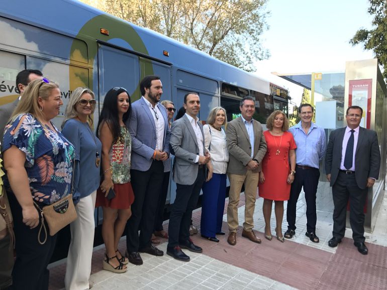 Juan Espadas, alcalde de Sevilla junto a otras autoridades en la prueba de la nueva Línea Este de Tussam Juan Espadas, alcalde de Sevilla junto a otras autoridades en la prueba de la nueva Línea Este de Tussam