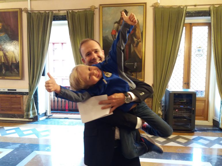 Sid Lowe con su hijo, ayer, antes del pregón Sid Lowe con su hijo, ayer, antes del pregón