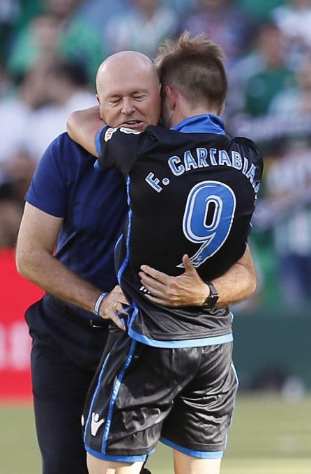 El centrocampista del Deportivo Fede Cartabia celebra con su entrenador, Pepe Mel, su gol ante el Real Betis El centrocampista del Deportivo Fede Cartabia celebra con su entrenador, Pepe Mel, su gol ante el Real Betis