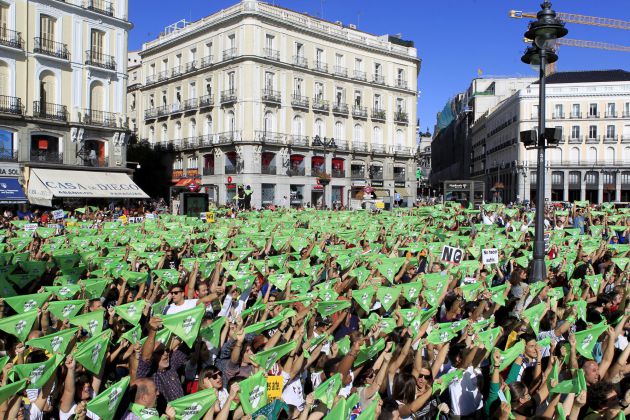 Los manifestantes alzaron las pañoletas verdes contra la tauromaquia. Los manifestantes alzaron las pañoletas verdes contra la tauromaquia.