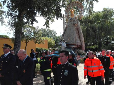 Bomberos y Protección Civil junto con la asociación Arcos del Duero han sido los colectivos que han sacado en andas la imagen de la Virgen de las Viñas en el centenario de su Coronación Bomberos y Protección Civil junto con la asociación Arcos del Duero han sido los colectivos que han sacado en andas la imagen de la Virgen de las Viñas en el centenario de su Coronación
