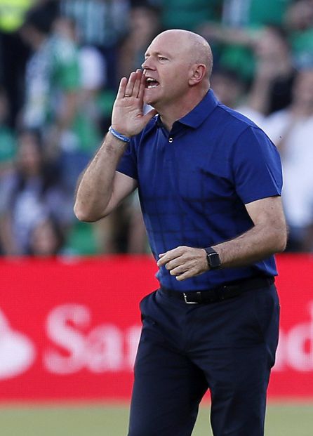 El entrenador del Deportivo, Pepe Mel, durante el partido de Liga en Primera División ante el Real Betis El entrenador del Deportivo, Pepe Mel, durante el partido de Liga en Primera División ante el Real Betis