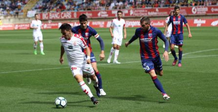 Iza, perseguido por dos defensores rivales Iza, perseguido por dos defensores rivales
