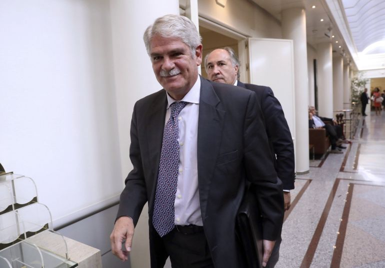 El ministro de Asuntos Exteriores, Alfonso Dastis, en los pasillos del Senado. El ministro de Asuntos Exteriores, Alfonso Dastis, en los pasillos del Senado.