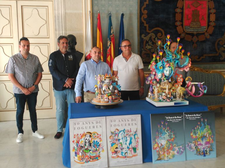 Ambos artistas posan con las maquetas de los monumentos oficiales 2018 Ambos artistas posan con las maquetas de los monumentos oficiales 2018