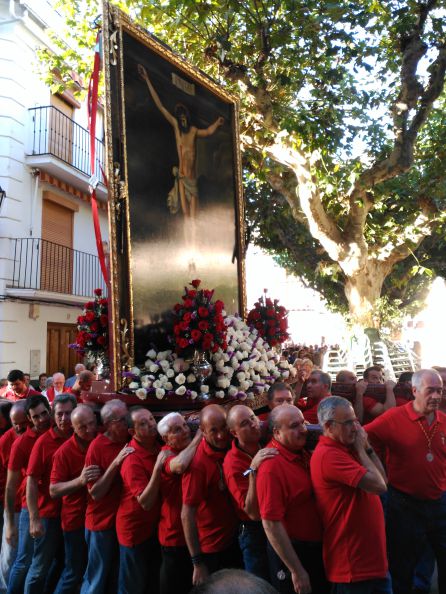 Varias generaciones de costaleros: abuelos, hijos y nietos se unen por igual bajo las andas del trono Varias generaciones de costaleros: abuelos, hijos y nietos se unen por igual bajo las andas del trono