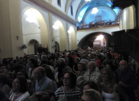 El templo de San Francisco hasta la bandera a la llegada del Cristo del Consuelo tras la procesión El templo de San Francisco hasta la bandera a la llegada del Cristo del Consuelo tras la procesión