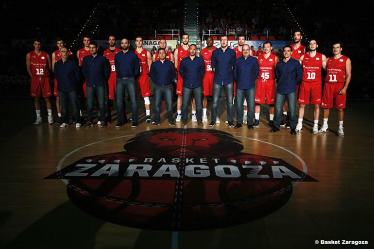 Plantilla y cuerpo técnico de Tecnyconta fueron presentados antes del inicio del partido Plantilla y cuerpo técnico de Tecnyconta fueron presentados antes del inicio del partido