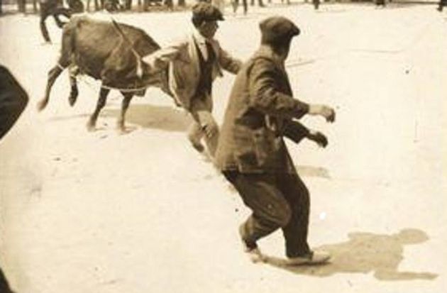 Vaquillas en Cuenca en el año 1927. Foto publicada originalmente en el libro "Fotografía estereoscópica de Cuenca (1858-1936)". Vaquillas en Cuenca en el año 1927. Foto publicada originalmente en el libro "Fotografía estereoscópica de Cuenca (1858-1936)".