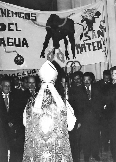 El obispo Ramón del Hoyo (de espaldas) recibe a las peñas en la catedral en 1996. El obispo Ramón del Hoyo (de espaldas) recibe a las peñas en la catedral en 1996.