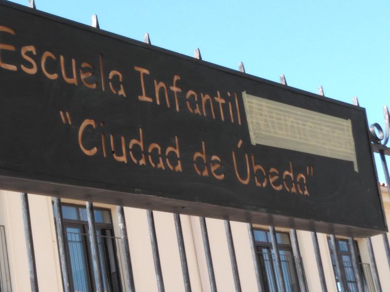 Un centro educativo en el pasillo de otro Un centro educativo en el pasillo de otro