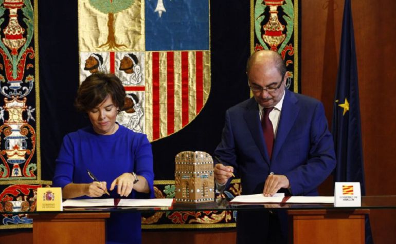La vicepresidenta, Soraya Sáenz de Santamaría, y el presidente de Aragón, Javier Lambán, durante la firma del FITE La vicepresidenta, Soraya Sáenz de Santamaría, y el presidente de Aragón, Javier Lambán, durante la firma del FITE