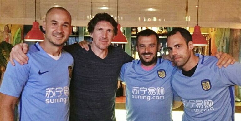 El técnico Álvaro Martínez junto al segundo técnico de la Balompédica, Ignacio Alfonso (i), Marcos de la Cruz y Eduardo Ramírez (d) El técnico Álvaro Martínez junto al segundo técnico de la Balompédica, Ignacio Alfonso (i), Marcos de la Cruz y Eduardo Ramírez (d)