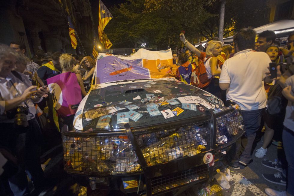 Unas 40.000 personas están congregadas en los alrededores de la sede de la consellería de Economía y Hacienda de la Generalitat, situada en la Rambla de Catalunya confluencia con la Gran Vía de Barcelona. Los concentrados protestan por el registro que lleva a cabo la Guardia Civil por orden judicial en la consellería gritando consignas a favor del referéndum del 1 de octubre. Unas 40.000 personas están congregadas en los alrededores de la sede de la consellería de Economía y Hacienda de la Generalitat, situada en la Rambla de Catalunya confluencia con la Gran Vía de Barcelona. Los concentrados protestan por el registro que lleva a cabo la Guardia Civil por orden judicial en la consellería gritando consignas a favor del referéndum del 1 de octubre.