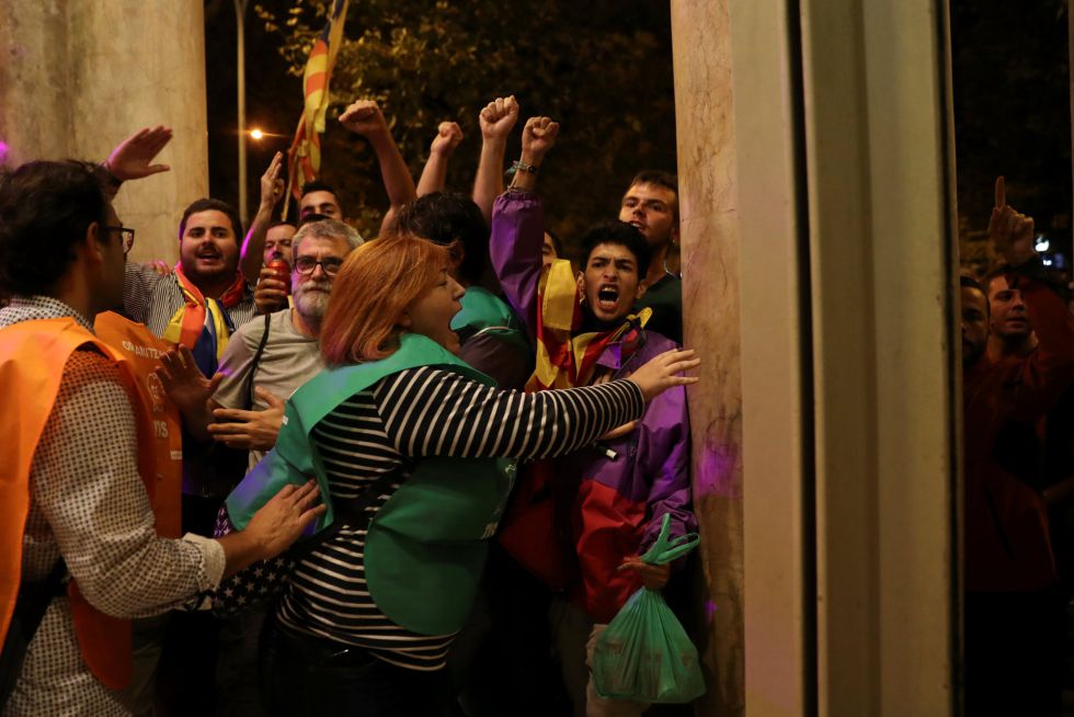 Algunos voluntarios protestan a favor del referendum tras los registros realizados por la Guardia Civil para frenar el proceso. Algunos voluntarios protestan a favor del referendum tras los registros realizados por la Guardia Civil para frenar el proceso.