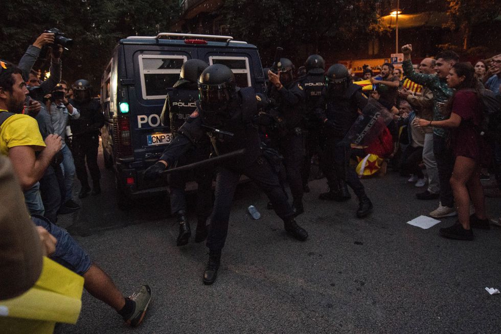 Tras algunas cargas y empujones, la policía autonómica ha logrado crear un cordón de seguridad en un pequeño tramo de la acera que hay ante la sede de las dependencias de la conselleria y el lateral de la Rambla de Catalunya, donde se encontraban aparcados tres vehículos de la Guardia Civil. Tras algunas cargas y empujones, la policía autonómica ha logrado crear un cordón de seguridad en un pequeño tramo de la acera que hay ante la sede de las dependencias de la conselleria y el lateral de la Rambla de Catalunya, donde se encontraban aparcados tres vehículos de la Guardia Civil.