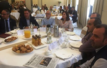 La presidenta del Consejo Regulador de los Vinos en una mesa junto a otros representantes sindicales y políticos La presidenta del Consejo Regulador de los Vinos en una mesa junto a otros representantes sindicales y políticos