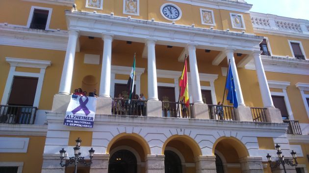 Un lazo morado por los enfermos de Alzheimer Un lazo morado por los enfermos de Alzheimer