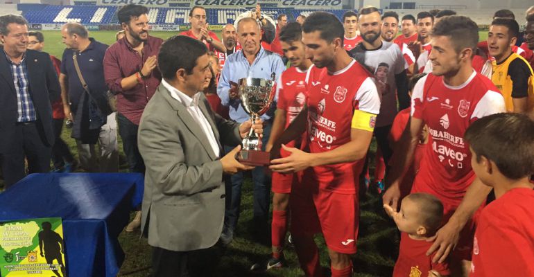 El presidente de la Diputación Provincial de Jaén, Francisco Reyes, entrega la copa al capitán del CD Torreperogil, Tote. El presidente de la Diputación Provincial de Jaén, Francisco Reyes, entrega la copa al capitán del CD Torreperogil, Tote.