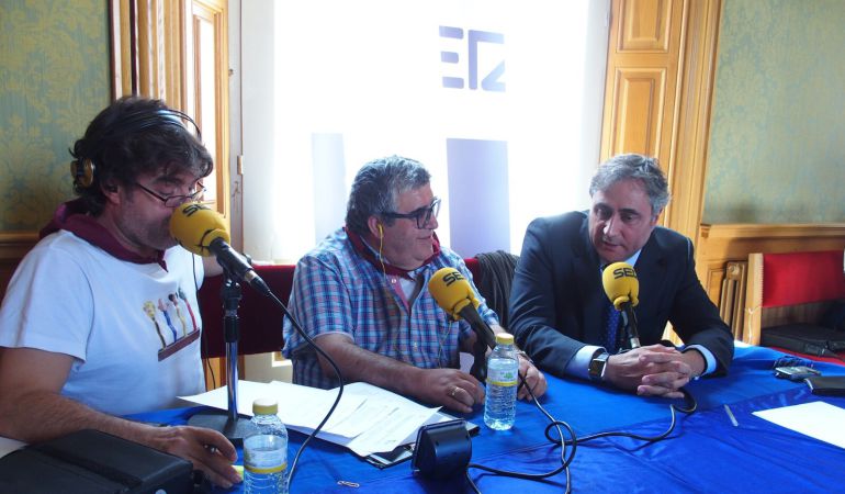 Ángel Mariscal (d), junto a José Vicente Ávila y Paco Auñón (i) durante el programa especial de Hoy por Hoy Cuenca en San Mateo Ángel Mariscal (d), junto a José Vicente Ávila y Paco Auñón (i) durante el programa especial de Hoy por Hoy Cuenca en San Mateo