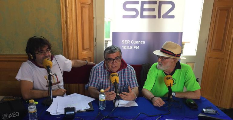Paco Auñón (a la izquierda) acompañado de José Vicente Ávila (centro), durante la entrevista a Antonio de Conca en el programa especial de San Mateo. Paco Auñón (a la izquierda) acompañado de José Vicente Ávila (centro), durante la entrevista a Antonio de Conca en el programa especial de San Mateo.
